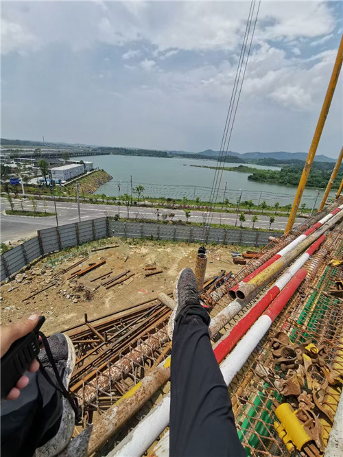 阿图什市作业中发生设备损坏或人员意外，责任怎么划分？